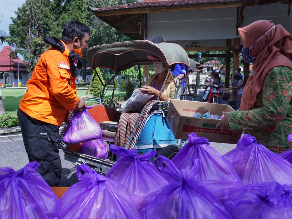 Jateng Terus Gotong Royong Salurkan Sembako Untuk Warga Terdampak Covid