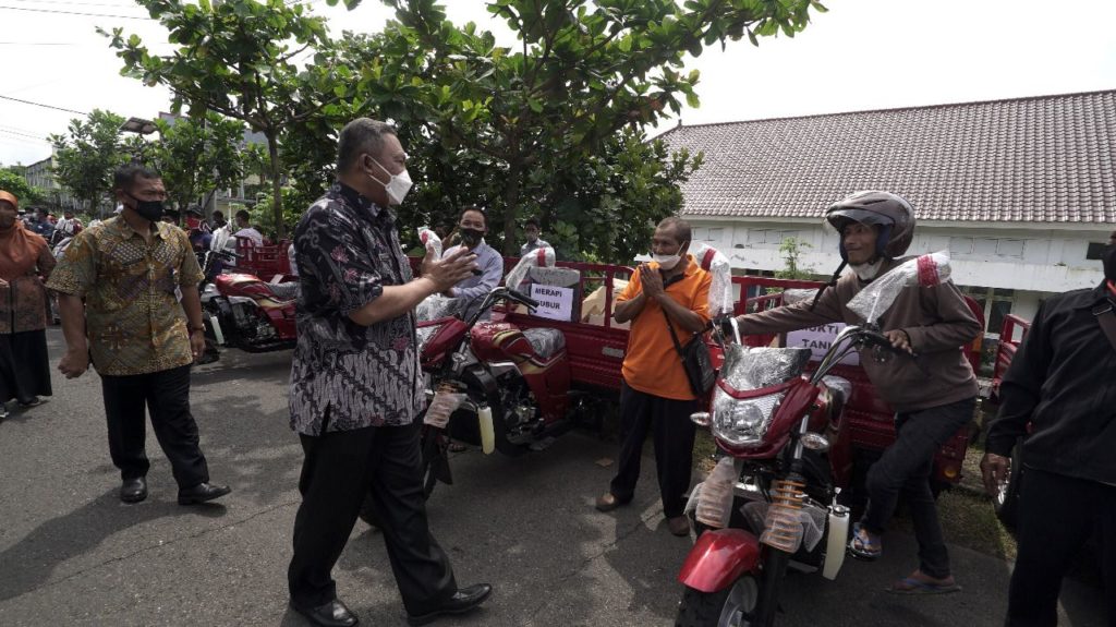 Petani Tembakau Boyolali Terima Bantuan Kendaraan Roda Tiga