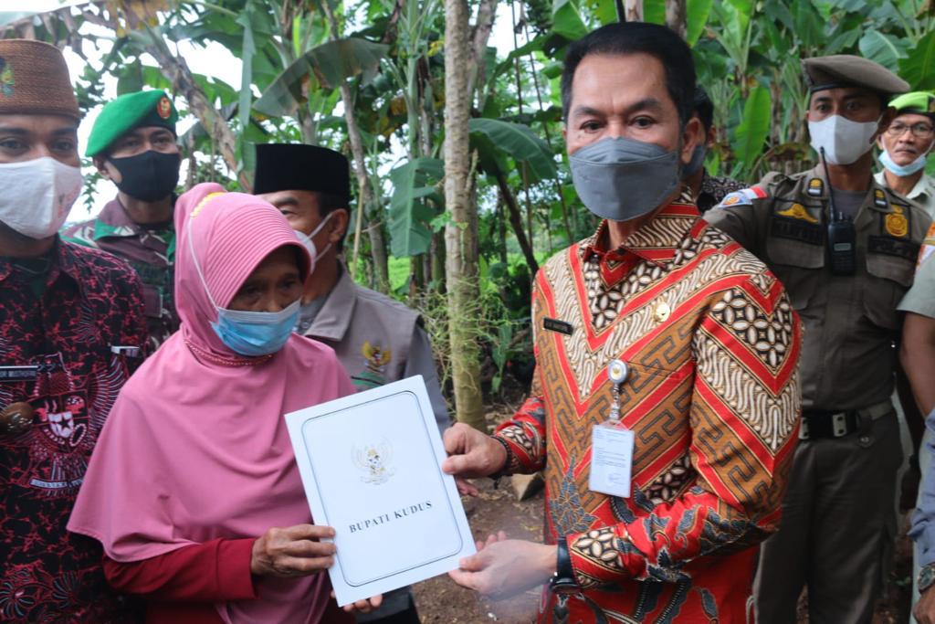 Korban Angin Puting Beliung Di Kudus Terima Bantuan Pemerintah