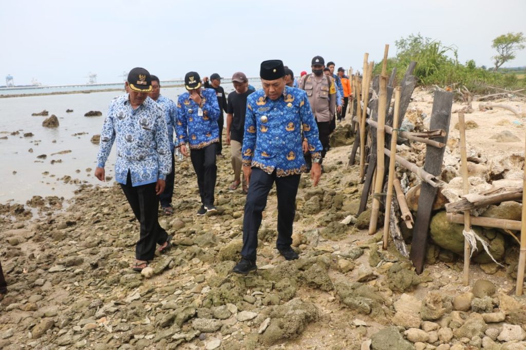 Cegah Meluasnya Abrasi Pantai Pj Bupati Ajak Warga Gotong Royong Buat