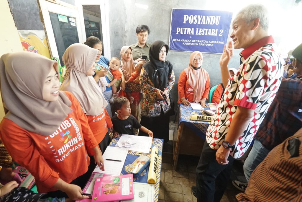 Kunjungi Posyandu Di Banyumas Ganjar Timbang Dan Gendong Balita