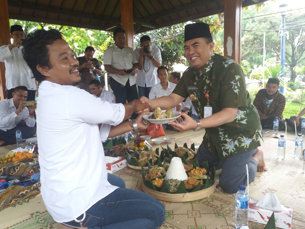WARTAWAN JEPARA LAKUKAN RUWATAN SAAT HARI PERS NASIONAL