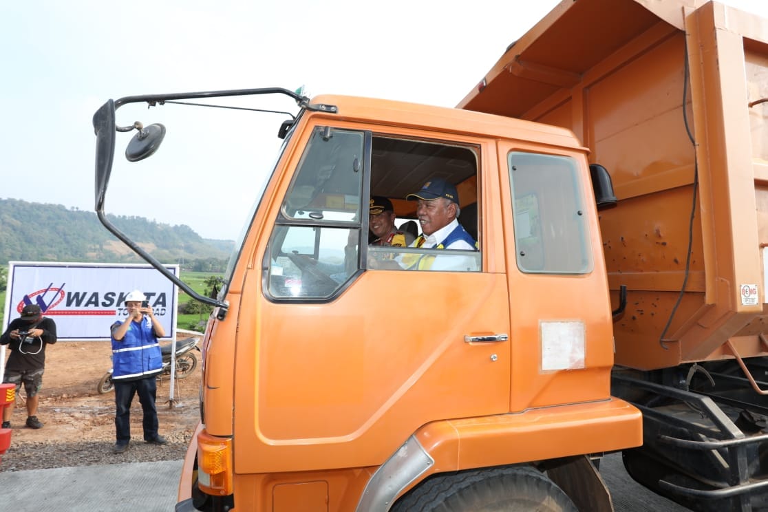Menteri PUPR Ujicoba Jembatan Kali Kuto dengan  Dump  Truck  