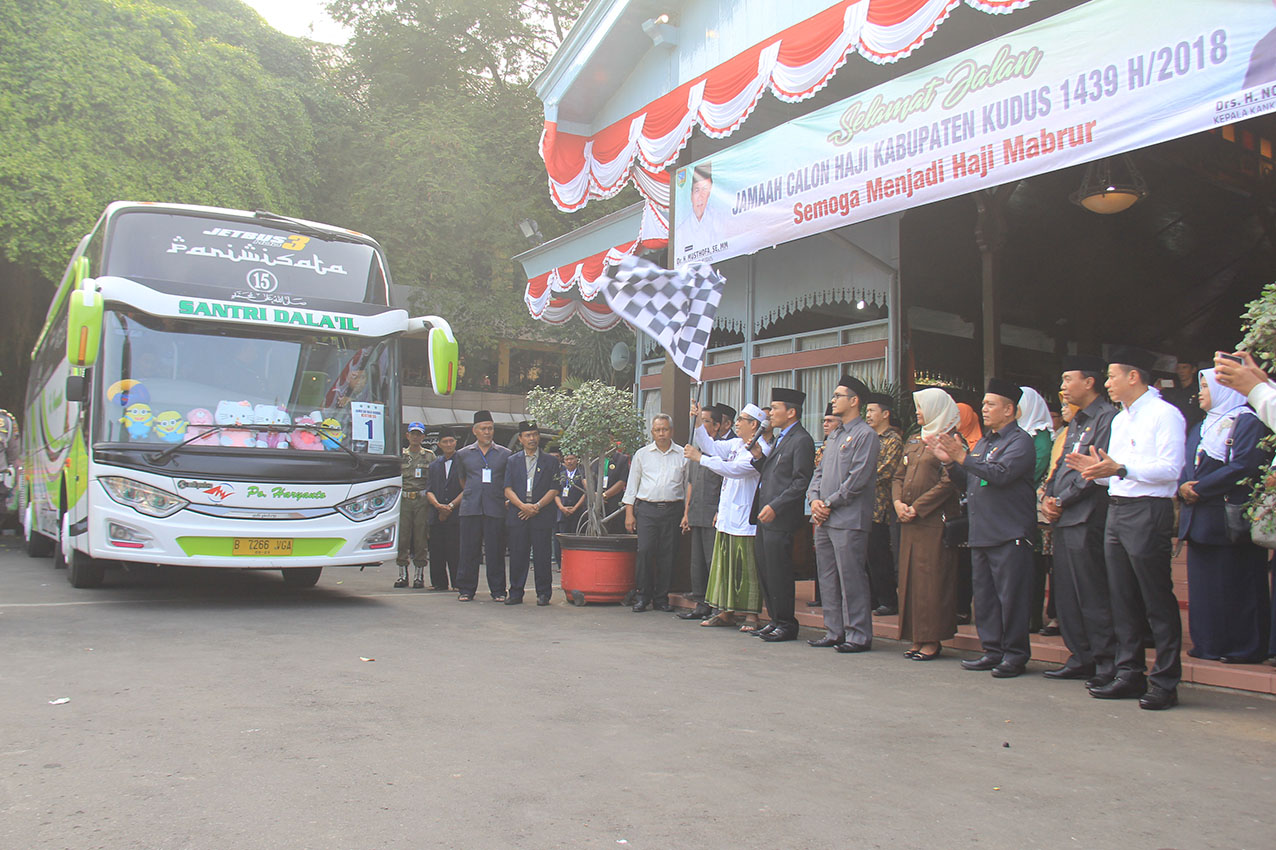 JAMAAH CALON HAJI KUDUS DILEPAS LANGSUNG OLEH BUPATI