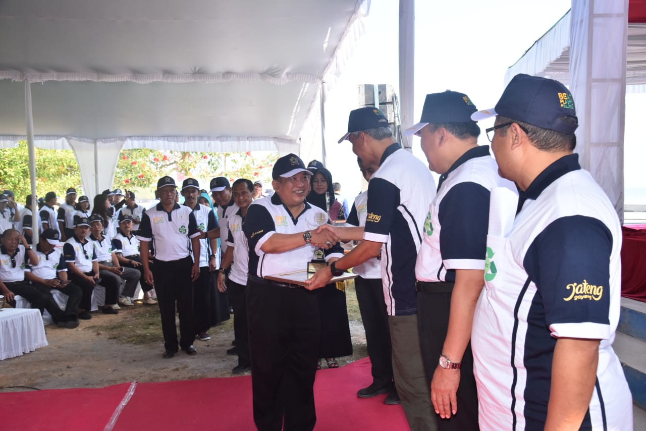 BUPATI TERIMA KAPALTARU PENGABDI LINGKUNGAN HIDUP