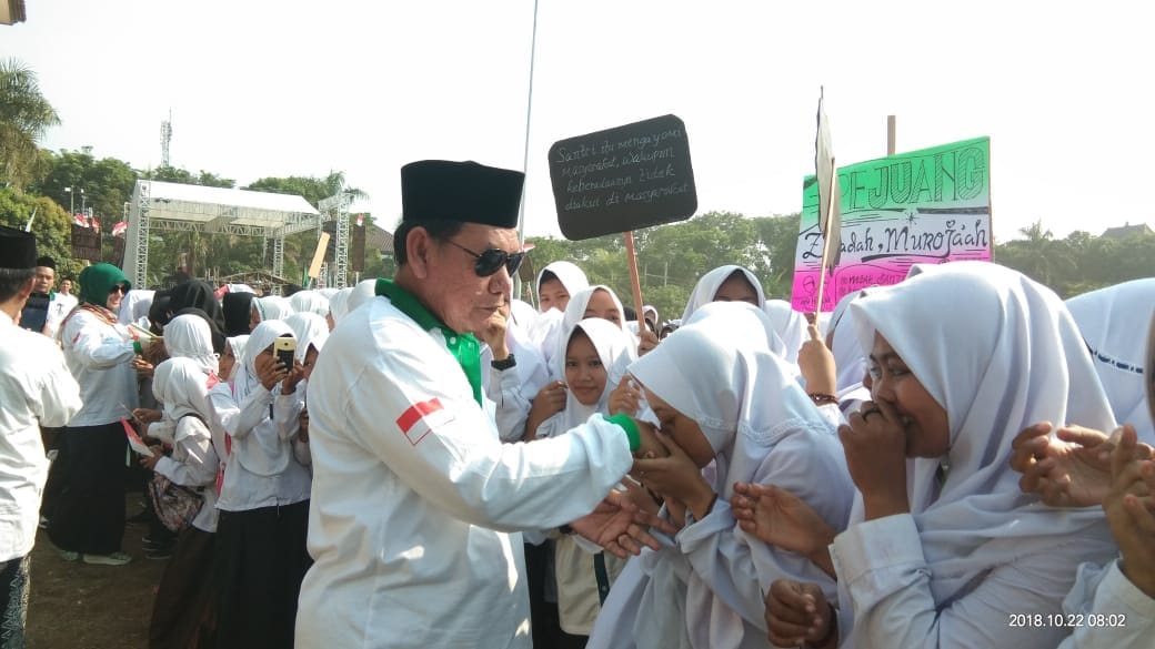 Puluhan Ribu Santri Ikuti Apel Bersama dan Jalan Sehat