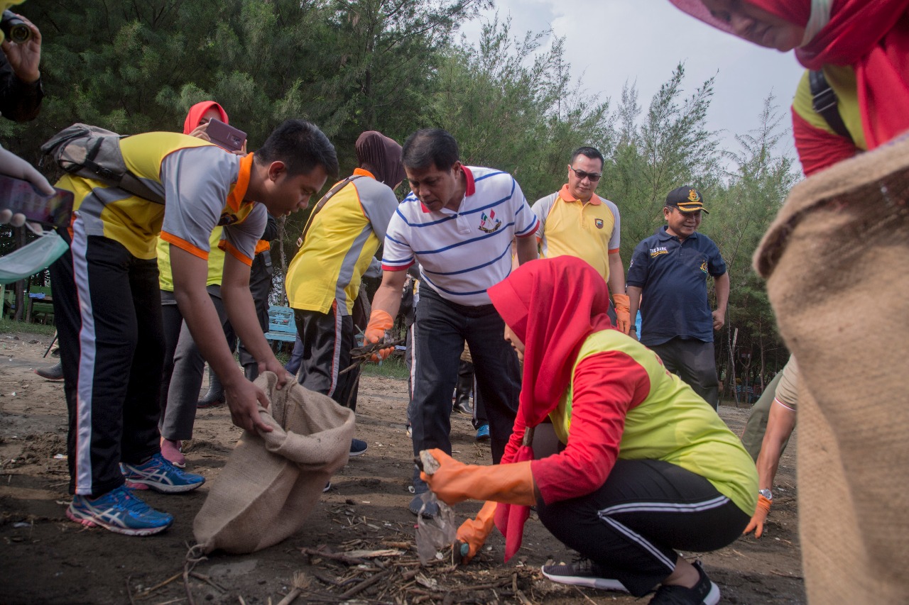 Bupati Junaedi Beserta Istri, Ikut Bersih Pantai Widuri