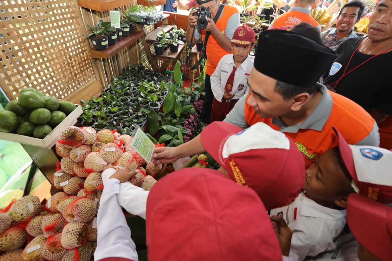 Kenalkan Siswa SD Cintai Buah Lokal