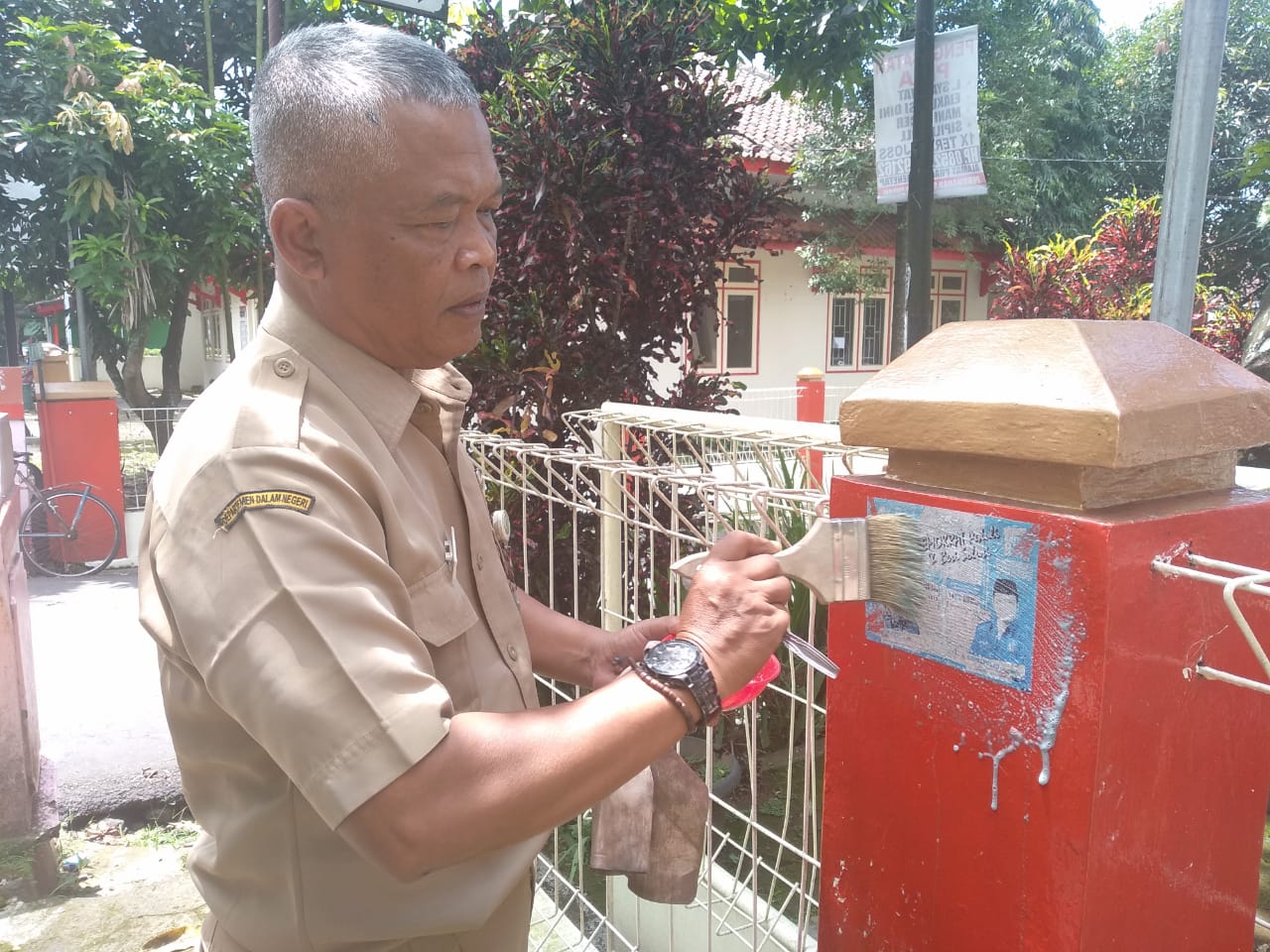 Dinkominfo Lepas Stiker Caleg Menempel Di Pagar Kantor