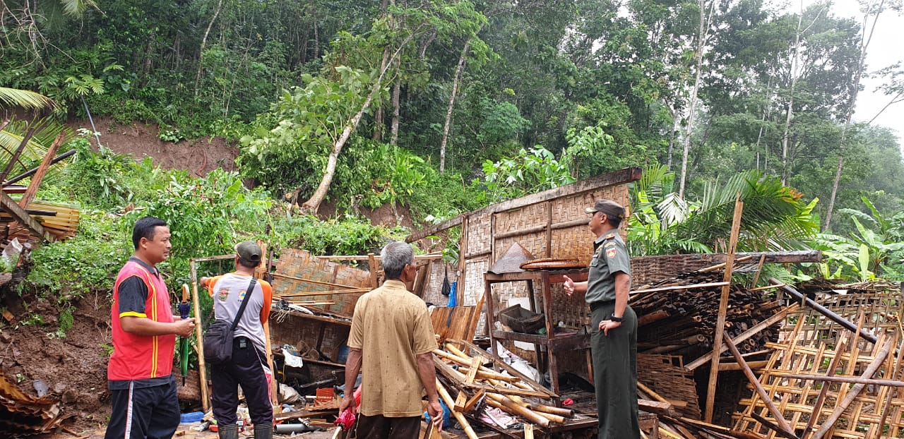 Dandim Magelang Cek Longsor di Kalisalak
