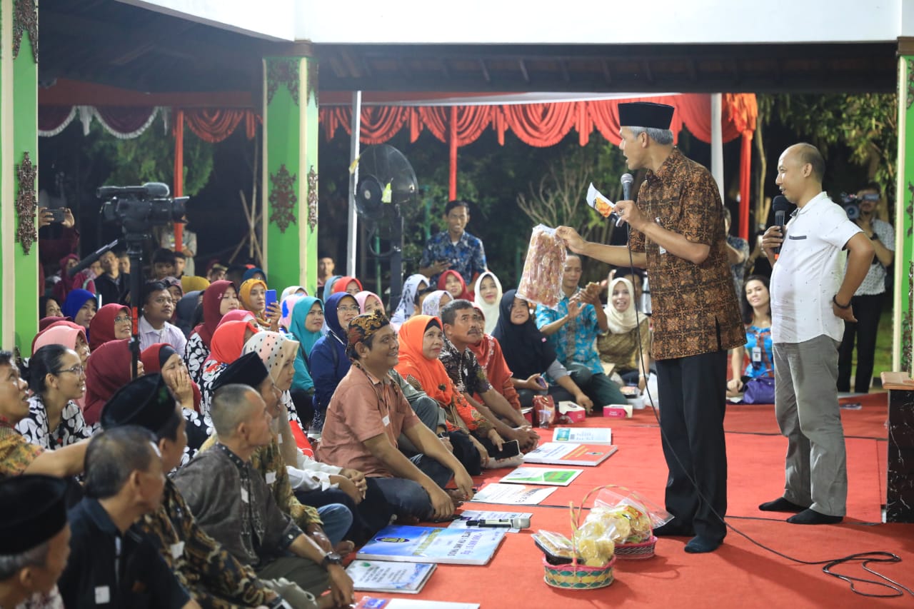 Buka Usaha Kue di Tegal, Gibran Bikin Ganjar Kaget