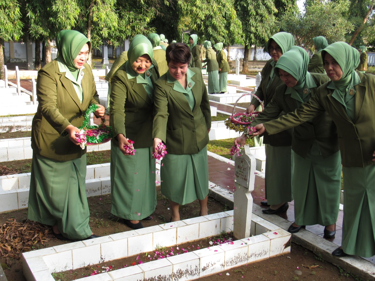 Tabur Bunga Untuk Menghormati Arwah Pahlawan Pemerintah Provinsi Jawa Tengah