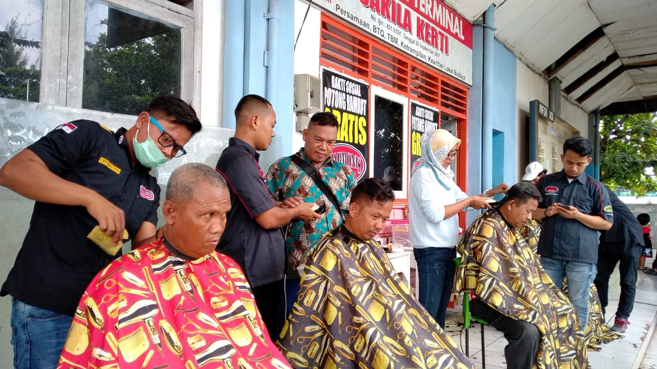 Pengasong pun Dilatih Potong Rambut dan Buat Jajanan