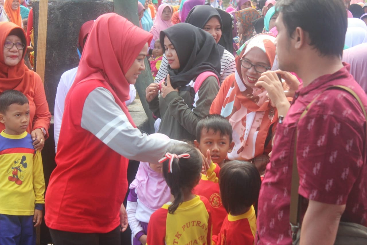 Idza Ajak Anak anak Gemar Makan Ikan