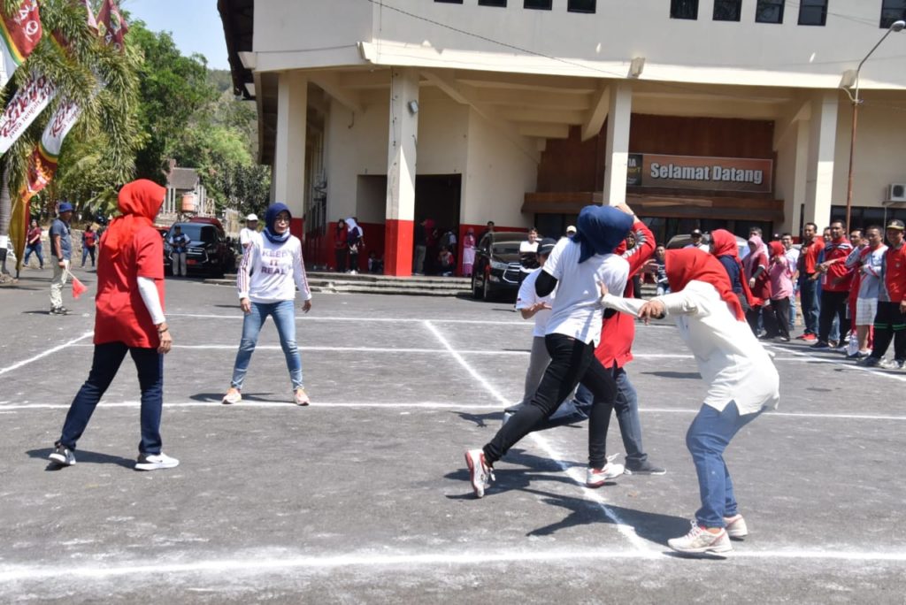 Ketika Pejabat Lomba Permainan  Tradisional  Pemerintah 