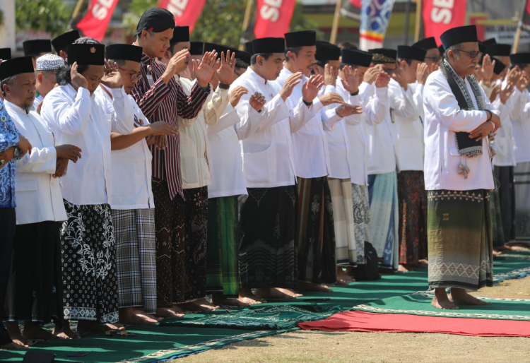 Bersama Santri Dan Kiai Ganjar Salat Istisqa Minta Hujan Pemerintah Provinsi Jawa Tengah