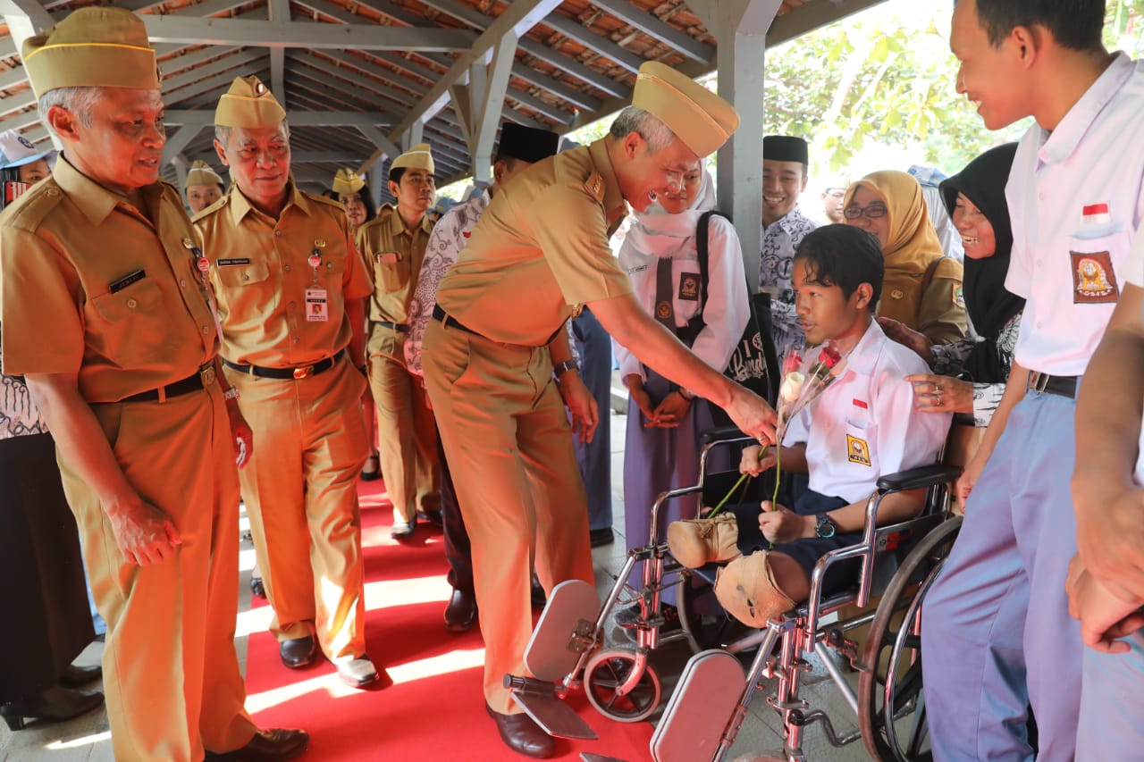 Minta Dijadikan PNS, Ganjar Justru Berikan Motor