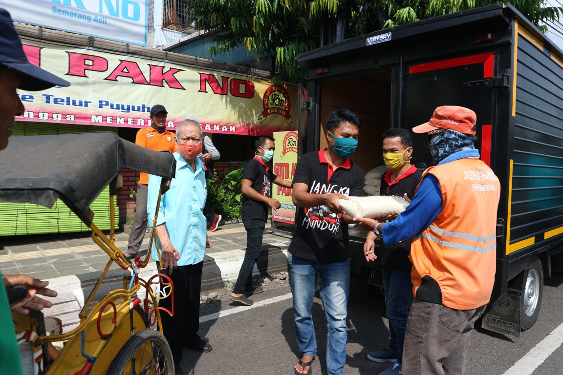 Pengusaha Peduli Tukang Becak dan Tukang Parkir