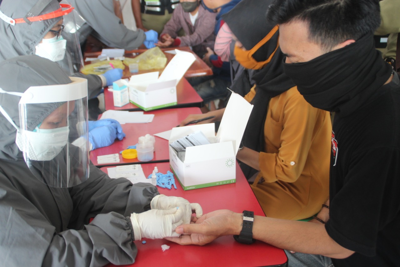 Pengunjung dan Karyawan Plaza Pekalongan Jalani “Rapid Test”
