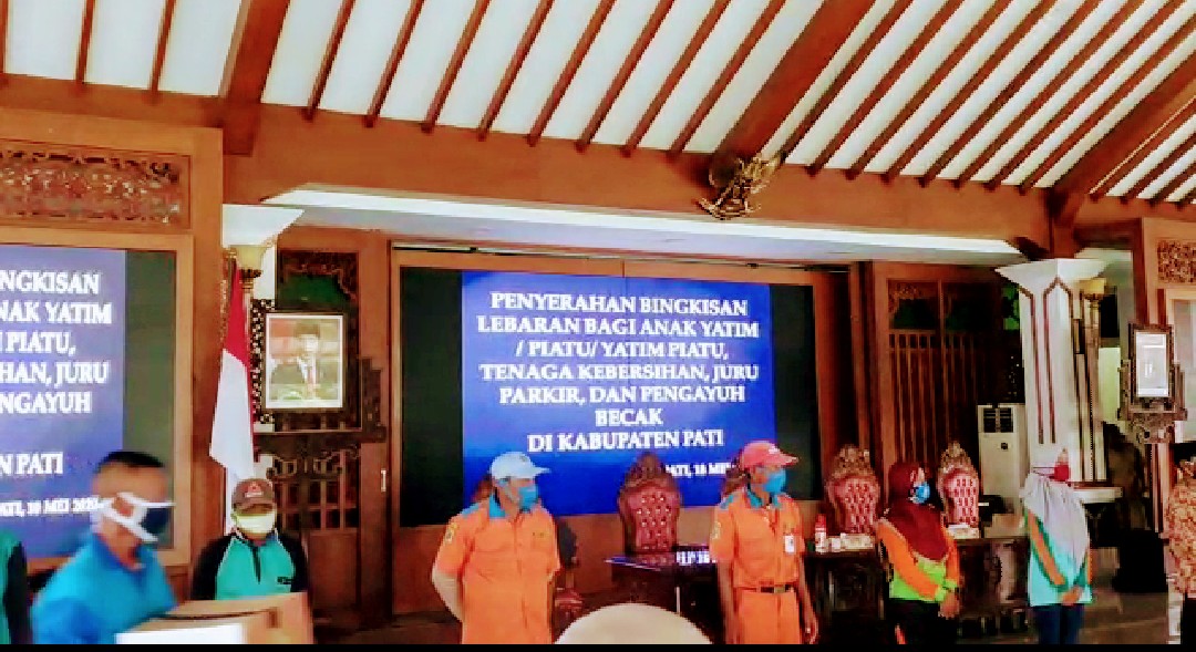 Pemkab Pati Bagikan Ribuan Bingkisan Lebaran