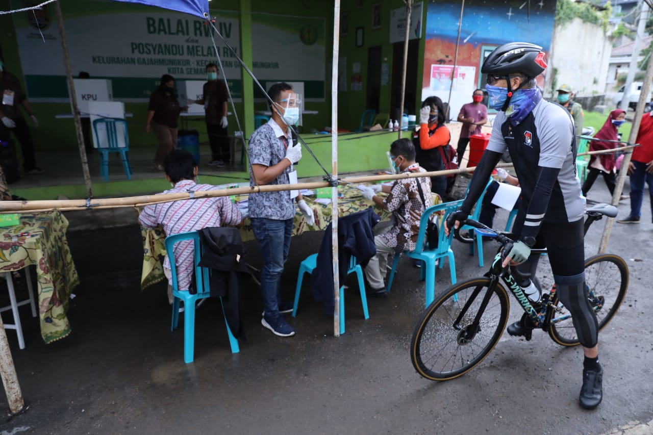Usai Nyoblos, Ganjar Gowes Keliling Cek Protokol Kesehatan TPS