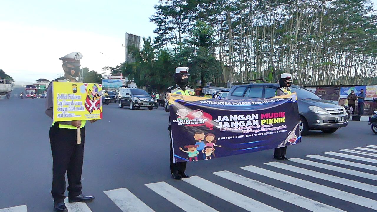 Edukasi Masyarakat Agar Tak Mudik Sambil Bagi Takjil