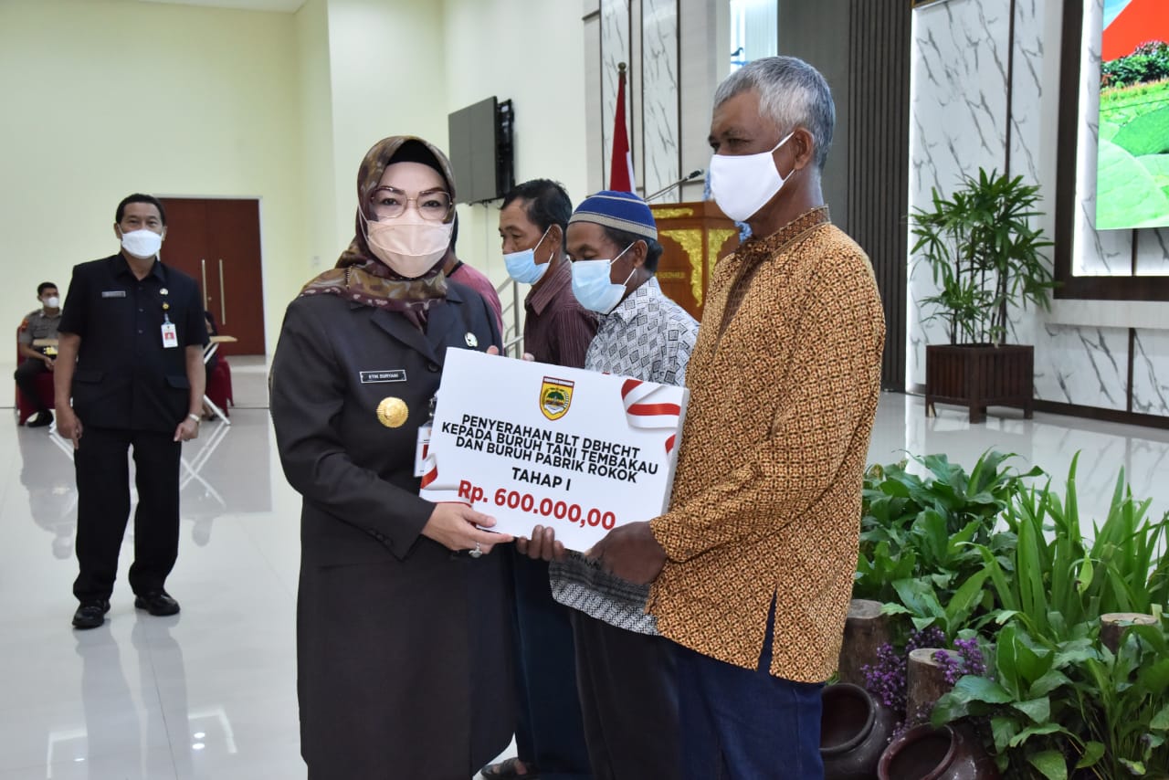 Ratusan Buruh Tani Tembakau dan Pabrik Terima BLT