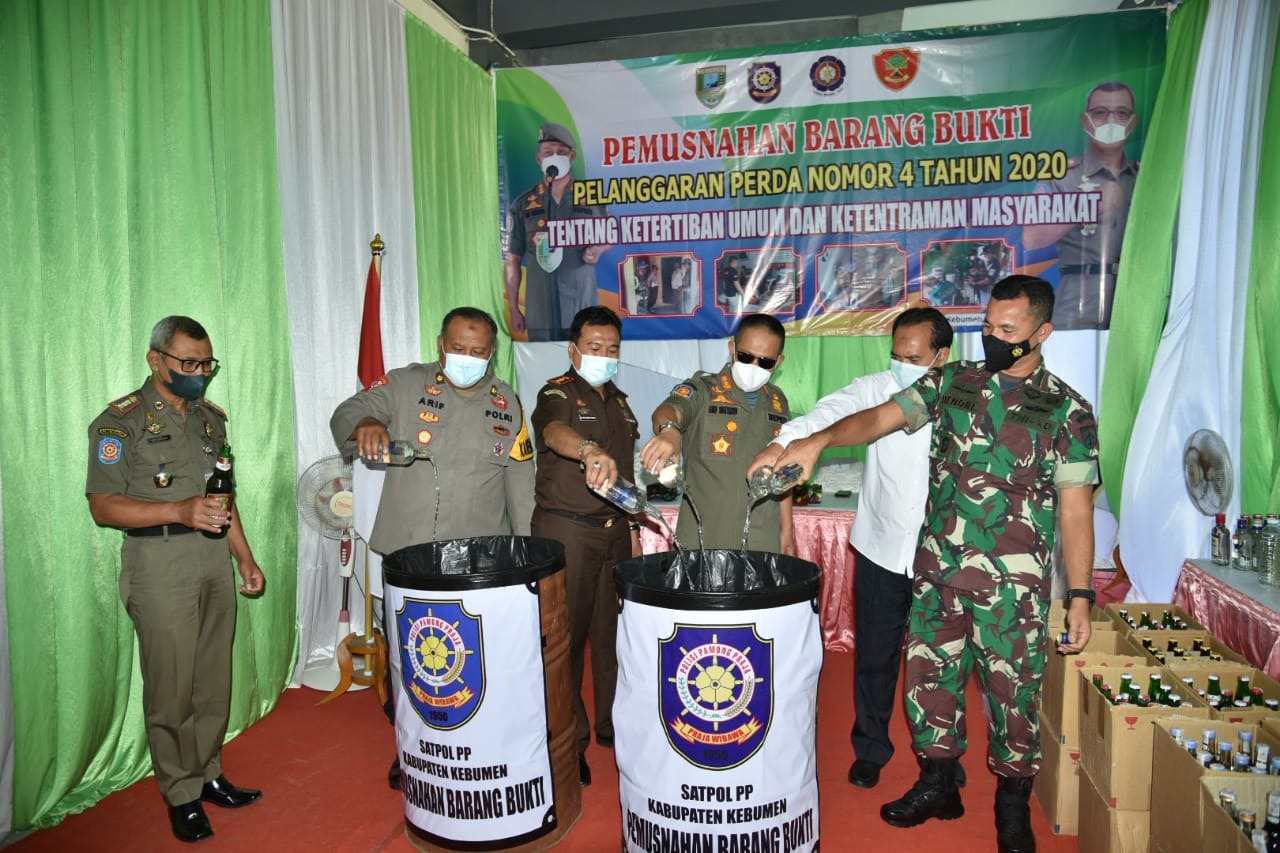 Tegakkan Perda, Ratusan Botol Miras Dimusnahkan