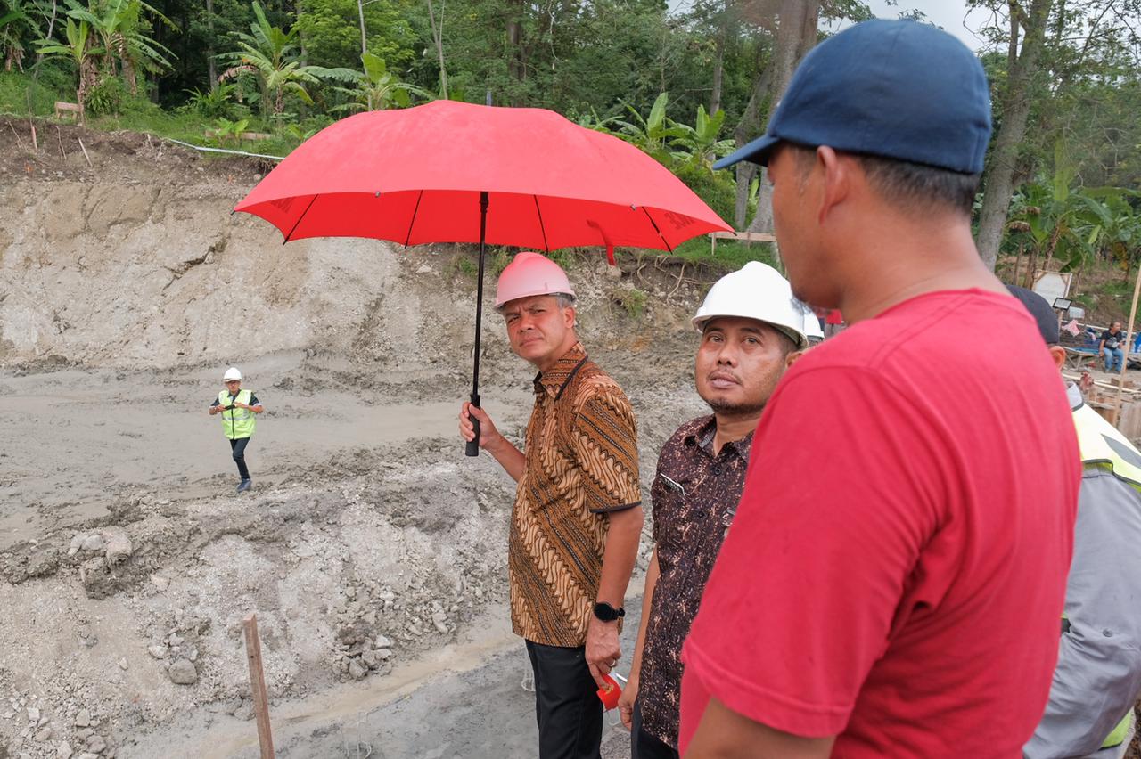 Tinjau Pembangunan Embung Di Kendal, Ganjar Cium Tangan Petani ...