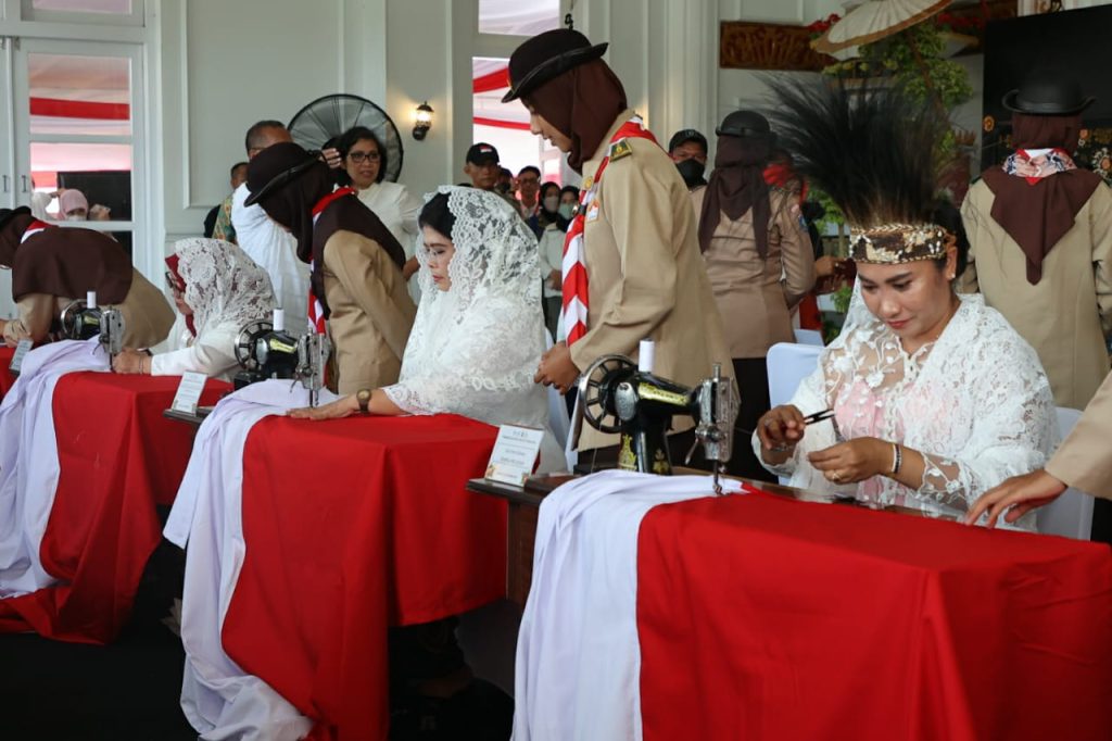 Kenang Jasa Fatmawati, Puluhan Perempuan Menjahit Bendera Merah Putih ...