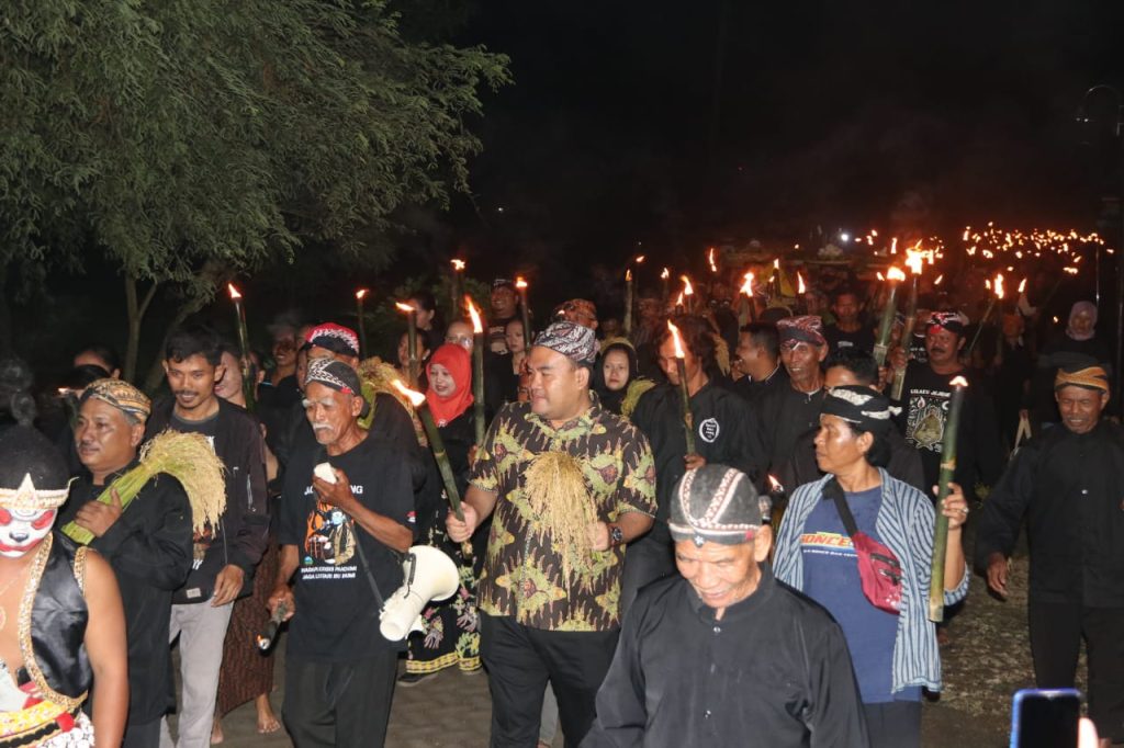 Kirab Obor Warnai Peringatan 117 Tahun Perjuangan Samin Surosentiko ...