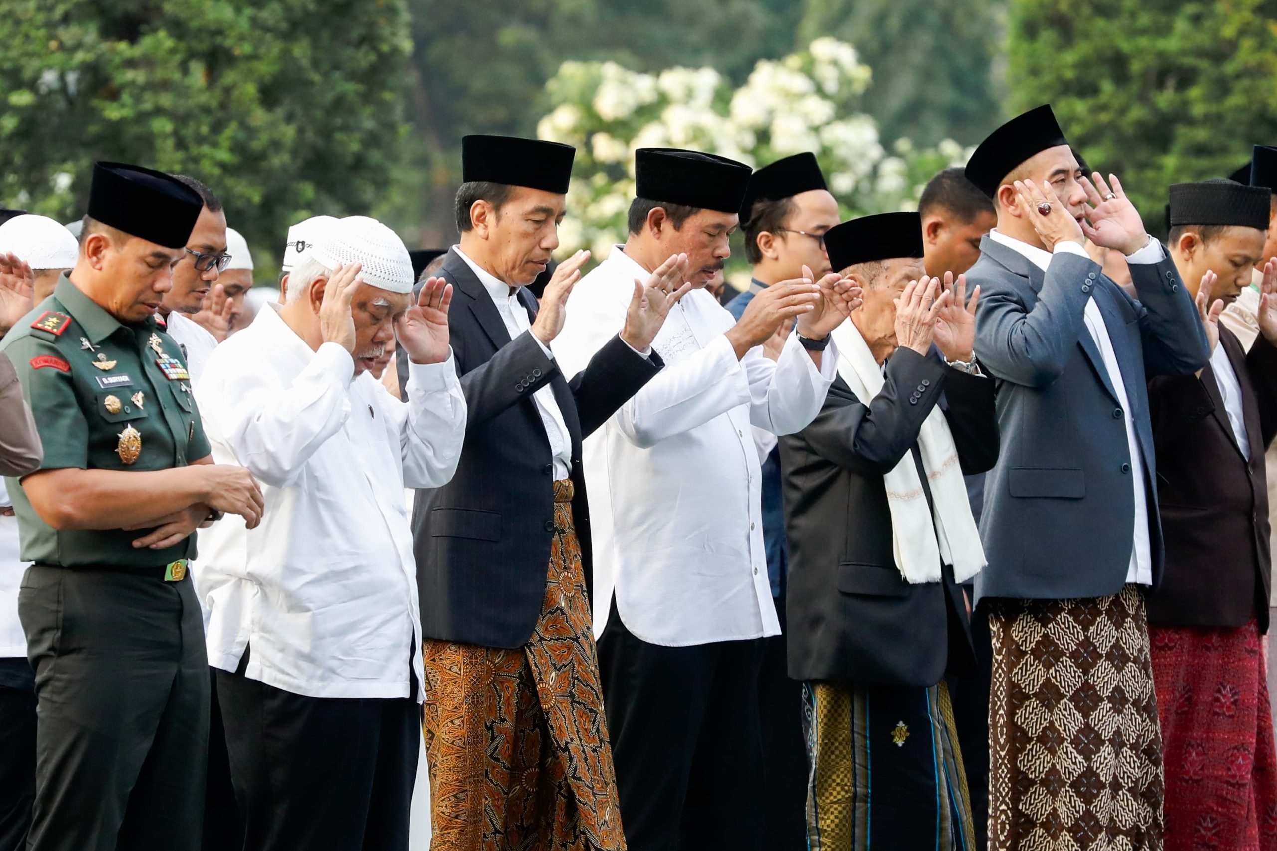 Mingling with the community, President Jokowi and Acting Governor of Central Java pray Eid al-Adha and sacrifice in Semarang