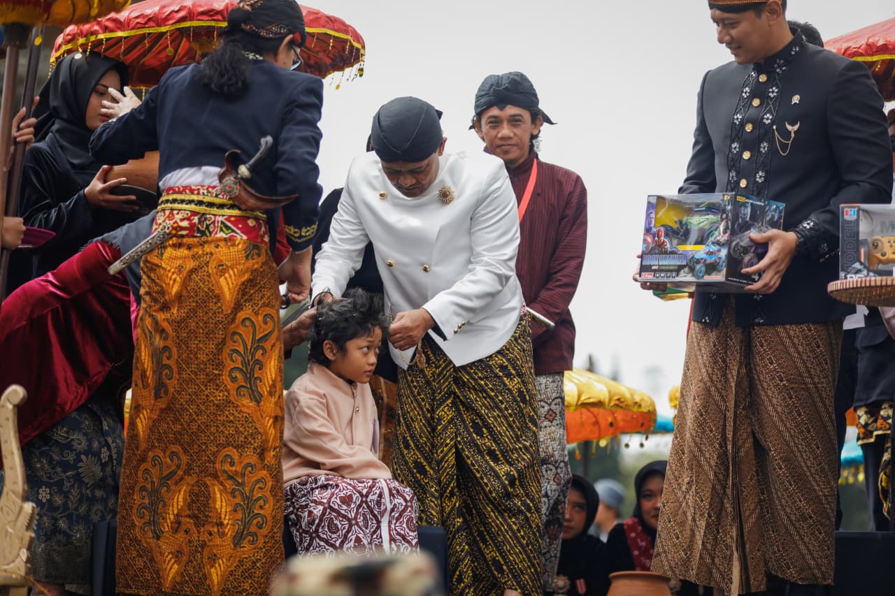 Ahmad Luthfi dan AHY Ikut Mencukur Rambut Gimbal