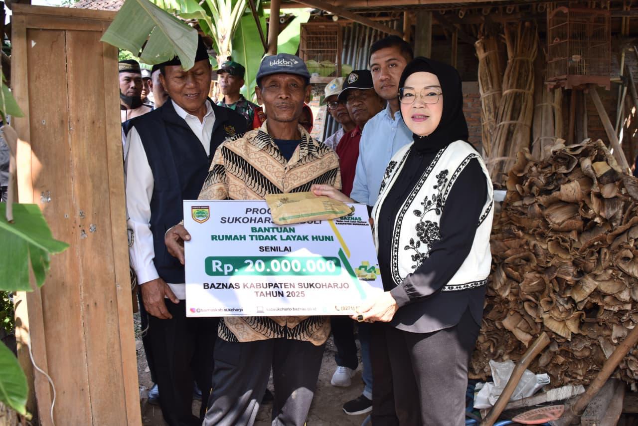 Bupati Sukoharjo dan Baznas Salurkan Rp105 Juta untuk Rehab Delapan RTLH