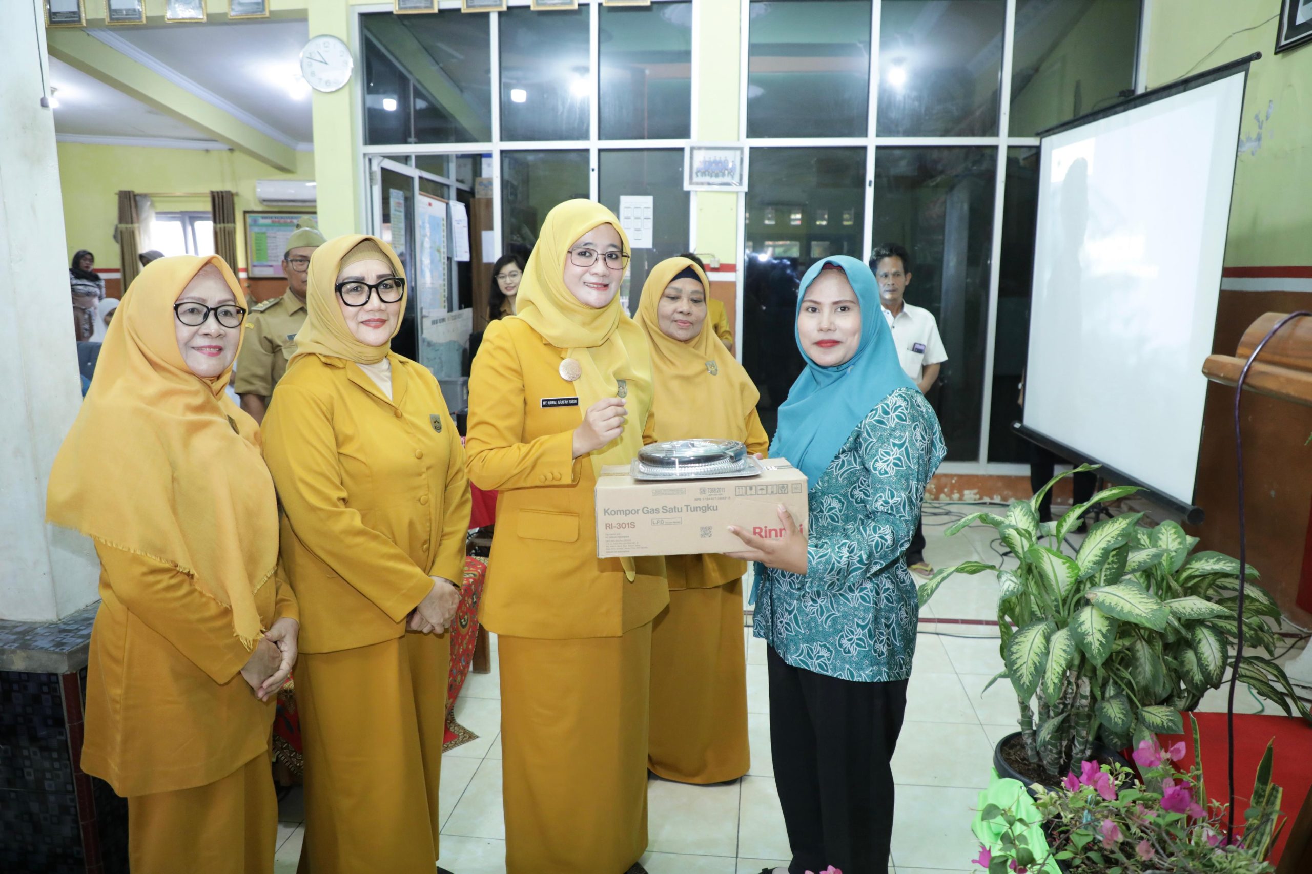 Latih Perempuan Brebes Buat Bawang Crispy, Nawal Yasin Dorong Mandiri Ekonomi