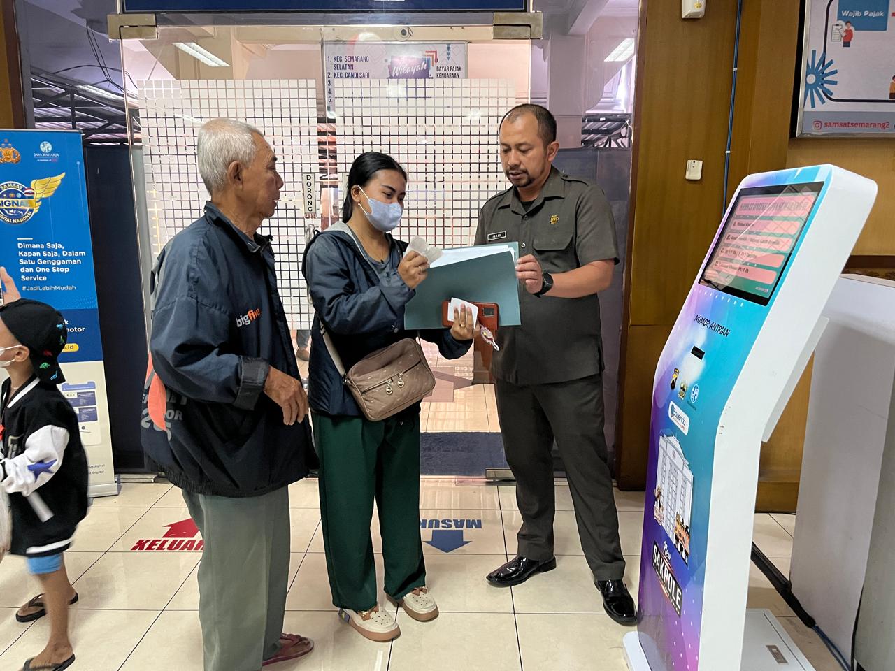 Pelayanan Publik Tetap Maksimal, Warga Antusias Bayar Pajak di Samsat  Semarang II – Pemerintah Provinsi Jawa Tengah