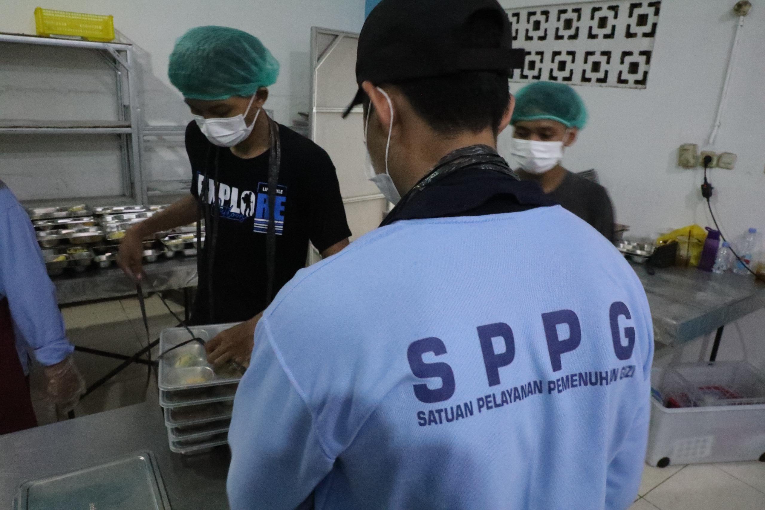 Senangnya Pedagang Angkringan Ini Bisa Bekerja di Dapur MBG