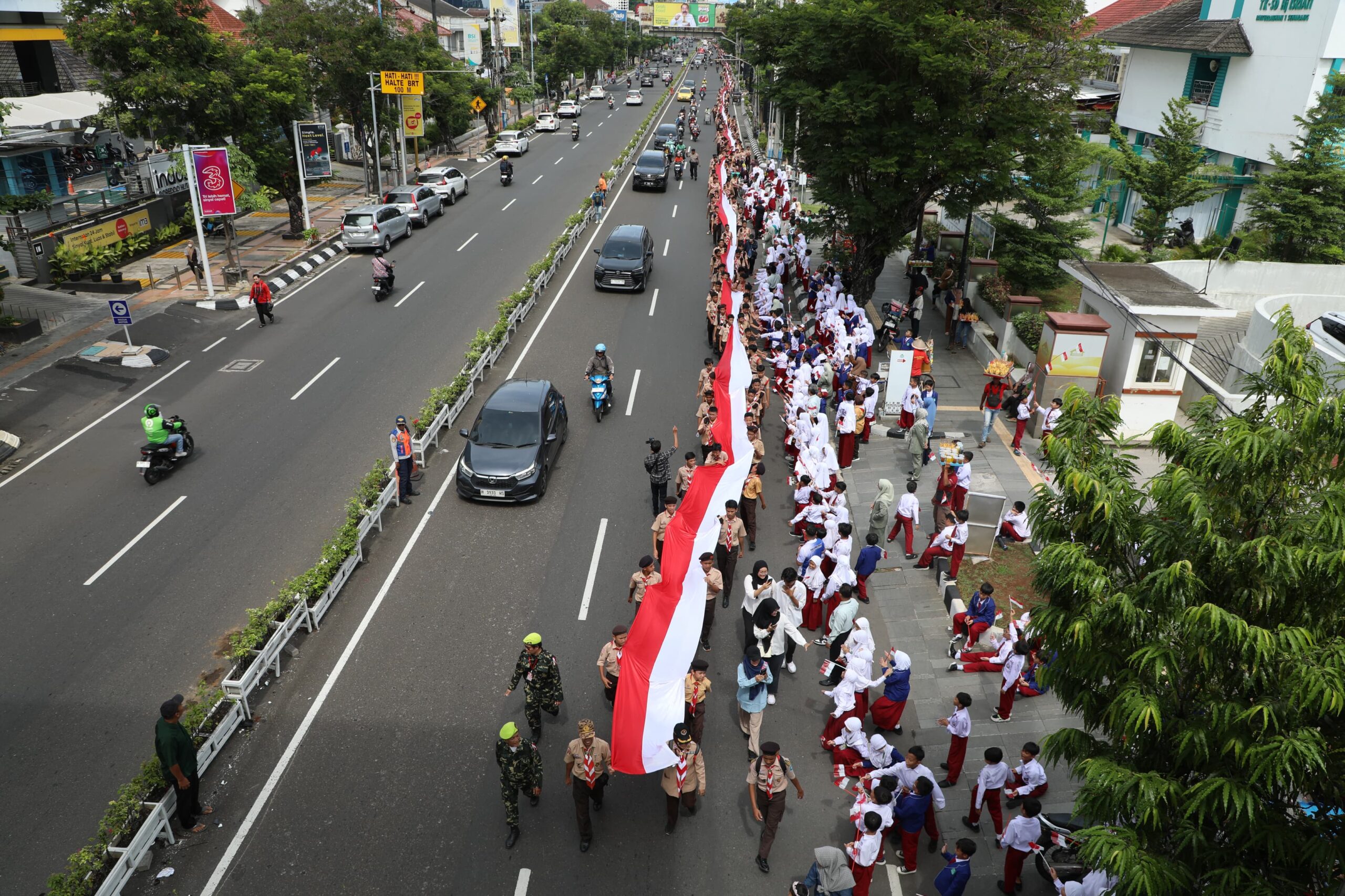 Semarak Hari Pahlawan di Kota Atlas, 10 Ribu Pelajar Bentangkan Merah Putih 1.945 Meter