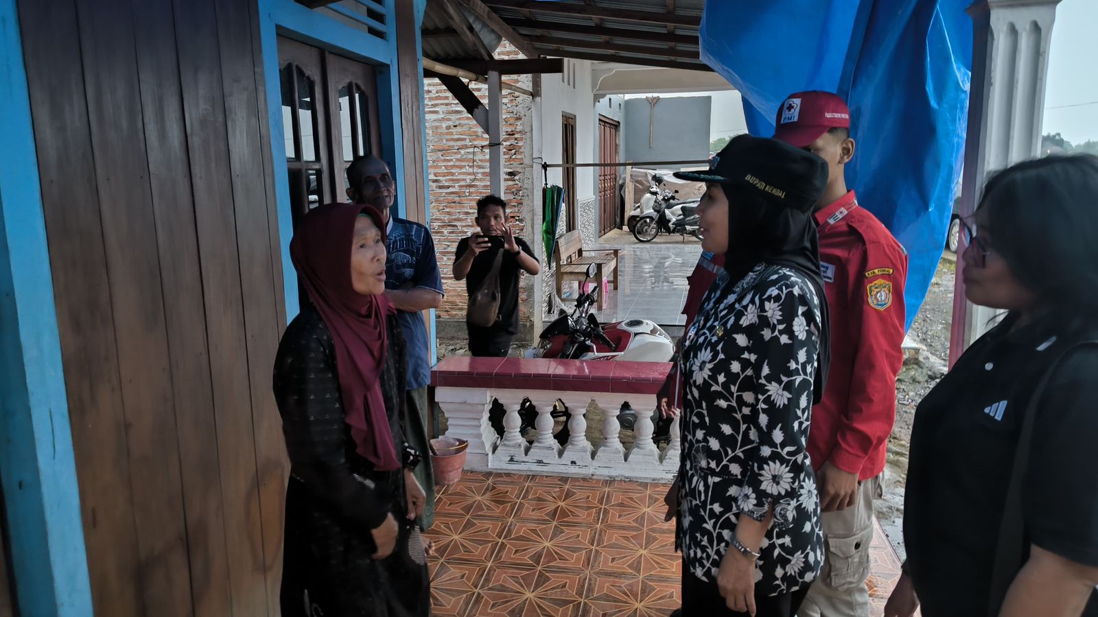 Bupati Kendal Berikan Bantuan Korban Angin Puting Beliung