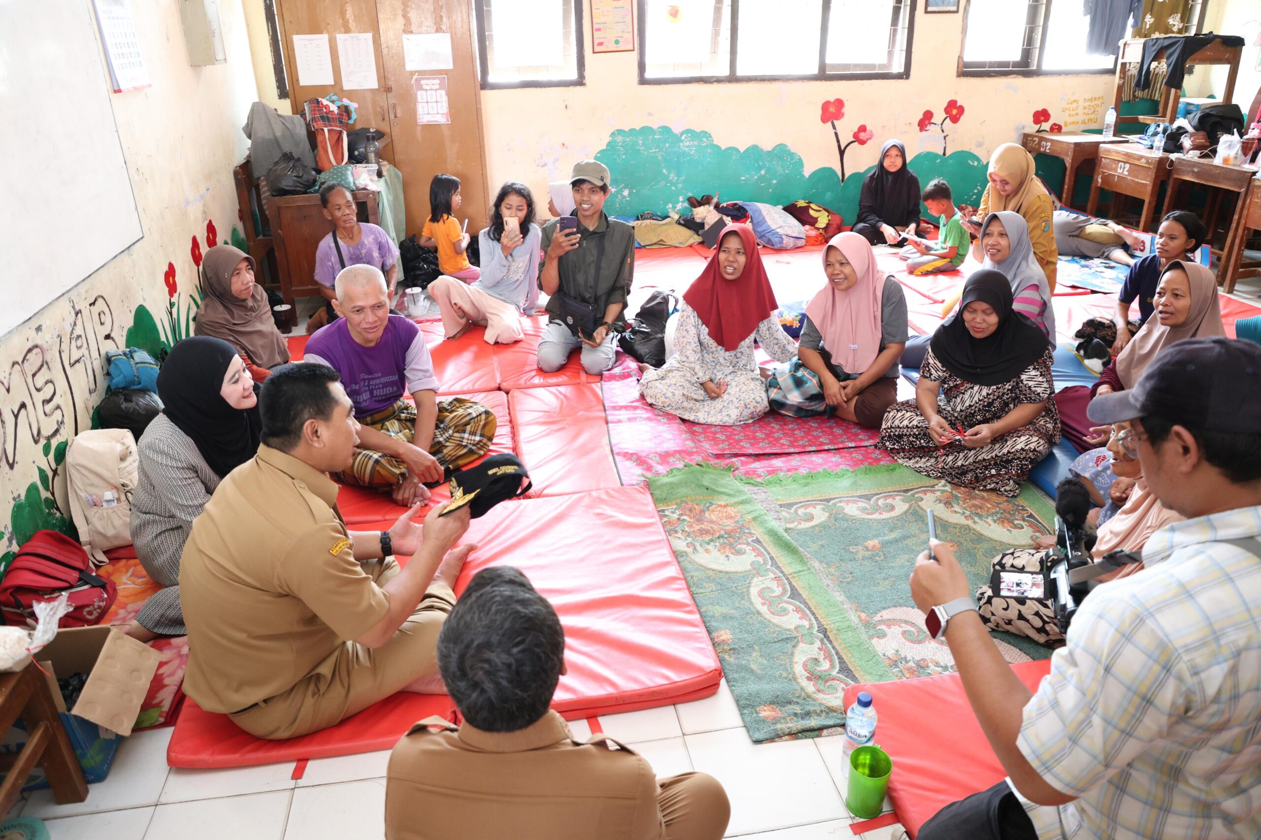 Sambangi Korban Banjir Pekalongan, Gus Yasin dan Ning Nawal Berbincang Santai dengan Pengungsi