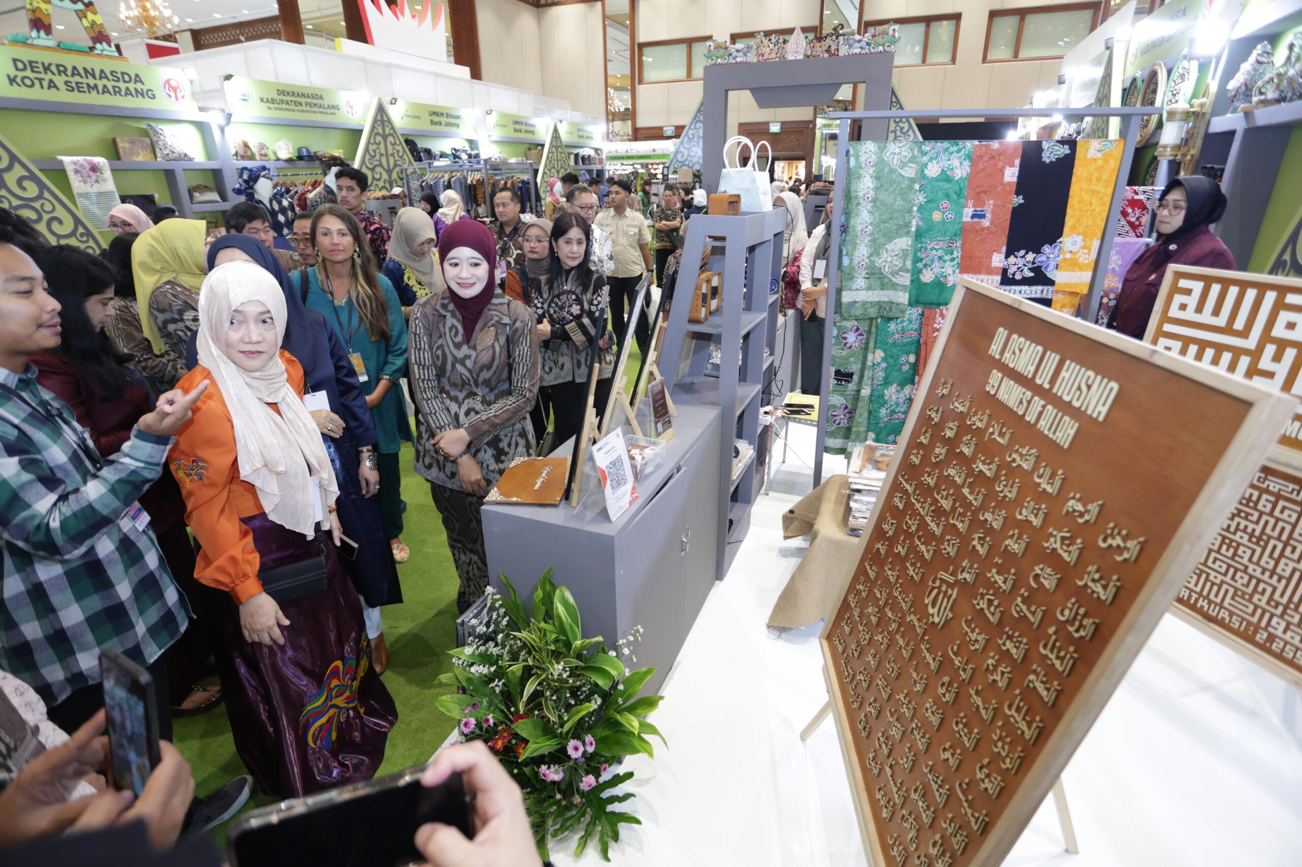 Dari Keramik Artistik Hingga Bed Cover Batik, Karya Pengrajin Jateng Ramaikan Inacraft 2026