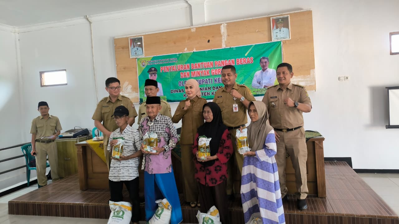 Pemkab Kendal Salurkan Bantuan CPP Beras dan Minyak di Desa Ngadiwarno