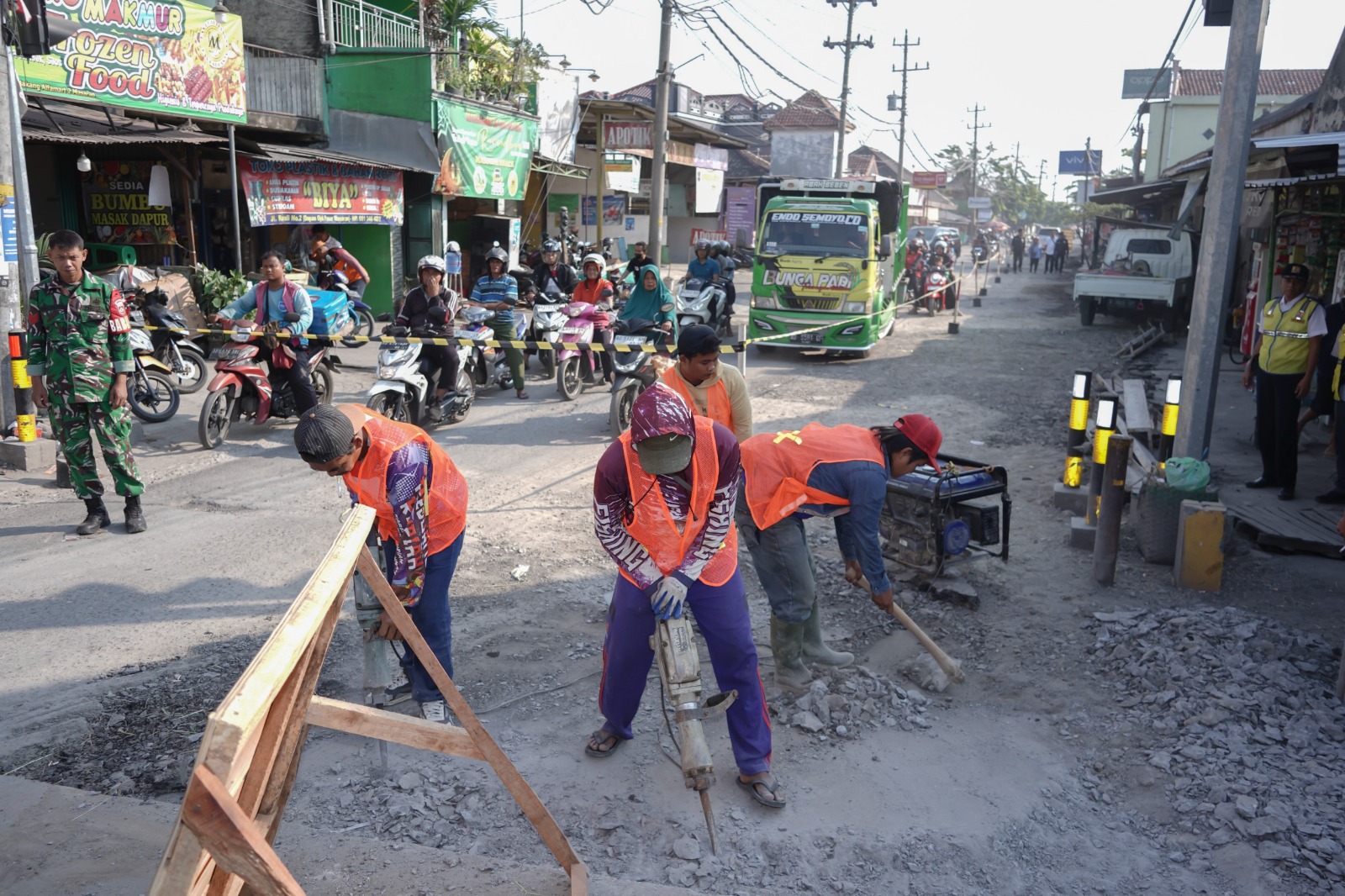 Kurangi Risiko Kecelakaan, Pemkab Sragen Perbaiki Jalan Pertigaan Masaran