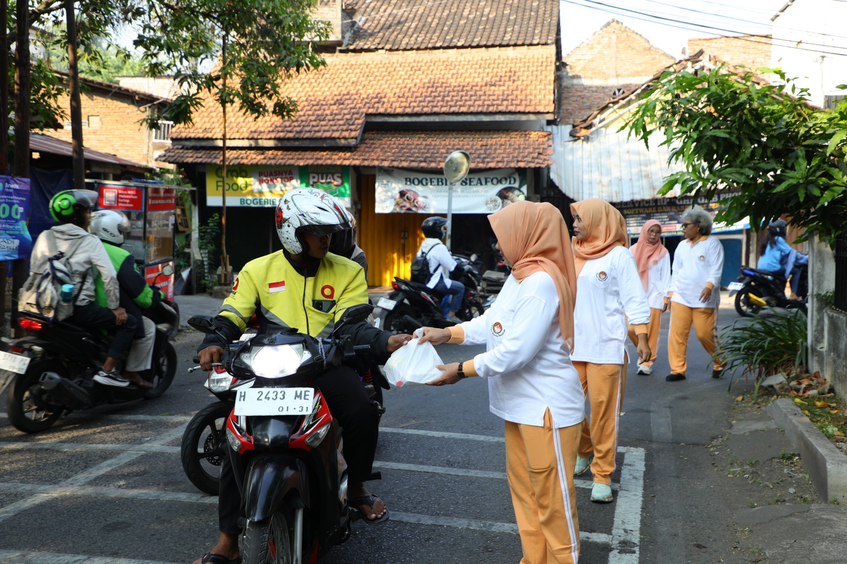 DWP Diskomdigi Jateng Tebar Kepedulian, Bagikan Makanan untuk Ojol hingga Kuli Bangunan