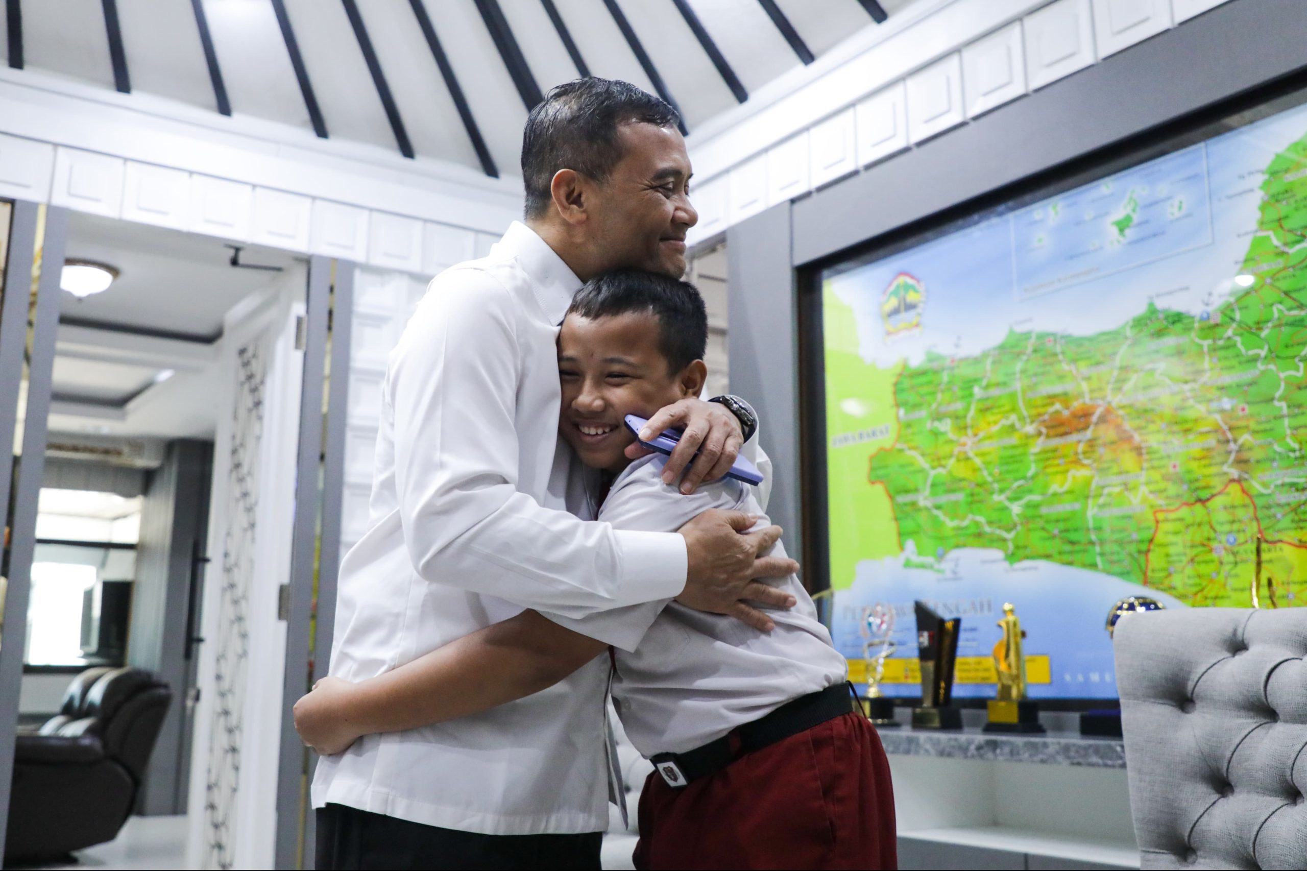 Bikin Bangga Jateng, Siswa SD Peraih Pengakuan NASA Dapat Laptop dari Ahmad Luthfi