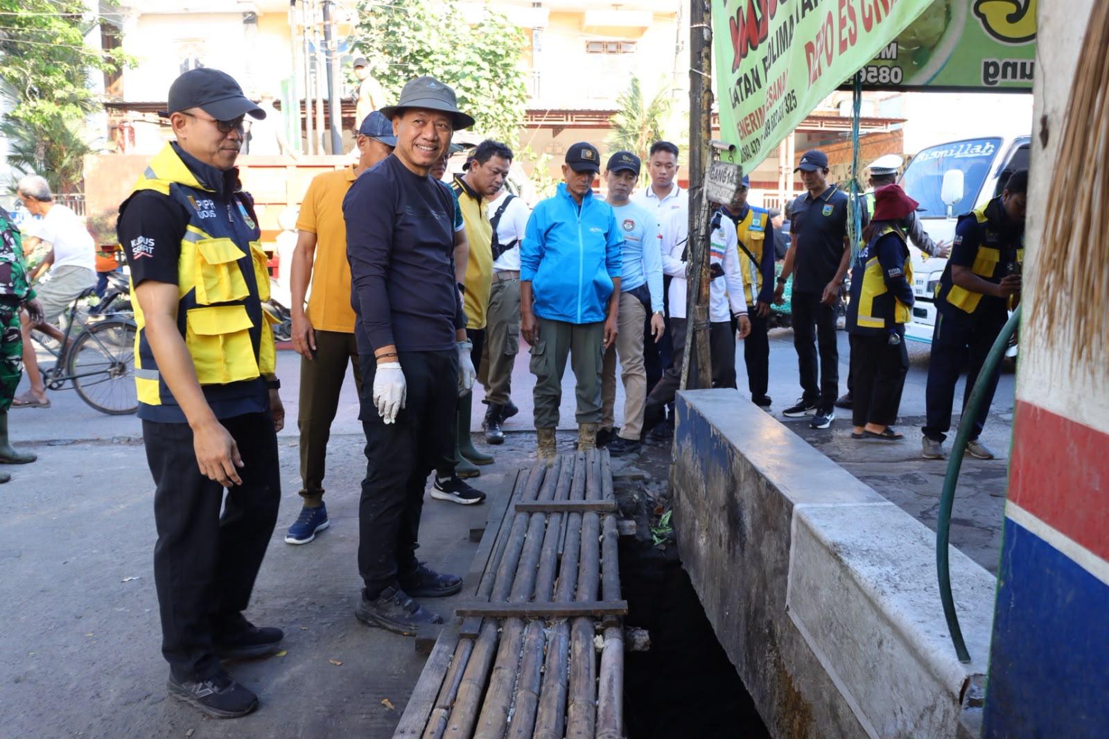 Bupati Sam’ani Pimpin Pembersihan Drainase Proliman Tanjungkarang
