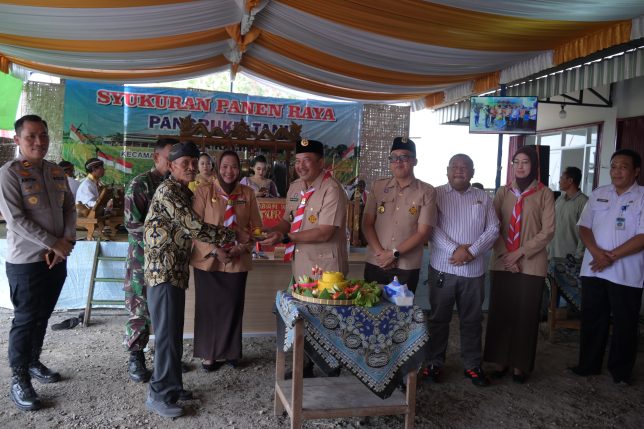 Panen Raya Kaling Lampaui Target, Bupati Rober : Ini Kerja Keras Petani yang Luar Biasa