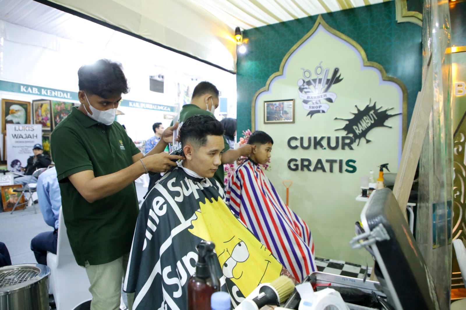 Kafilah MTQ Nasional hingga Pelajar Ramai-Ramai Manfaatkan Layanan Cukur Gratis Baznas Jateng