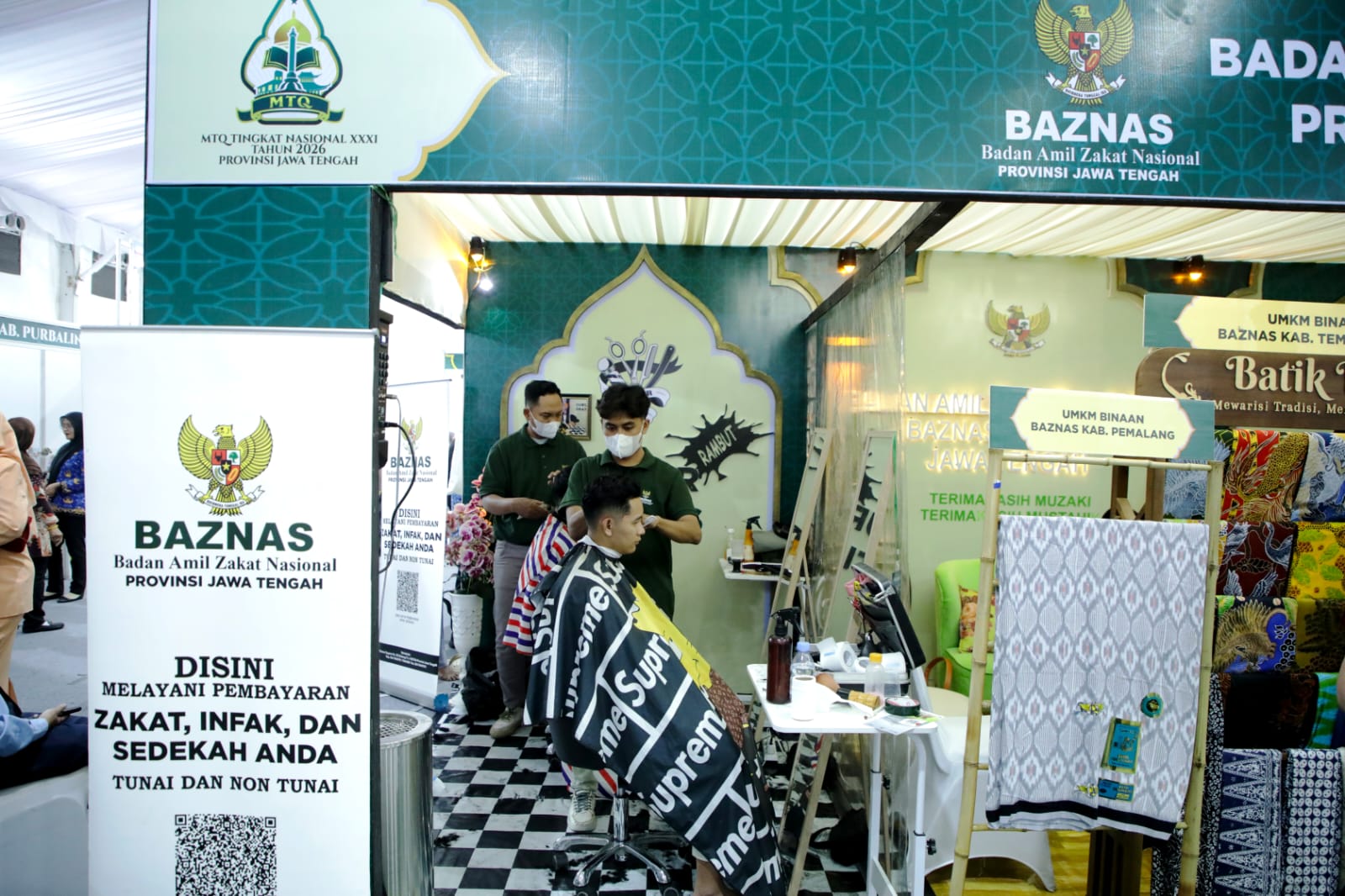Kafilah MTQ Nasional hingga Pelajar Ramai-Ramai Manfaatkan Layanan Cukur Gratis Baznas Jateng