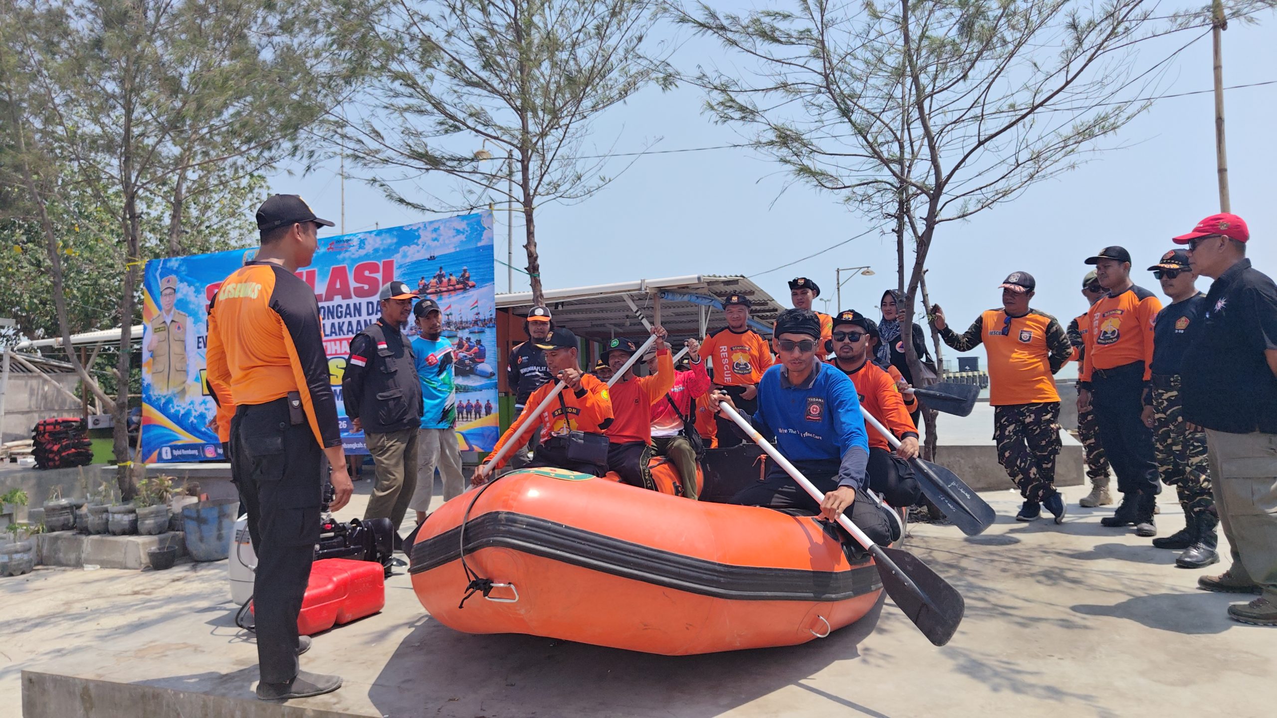 Hadapi Potensi Kecelakaan Laut, Relawan Rembang Ikuti Simulasi Water Rescue